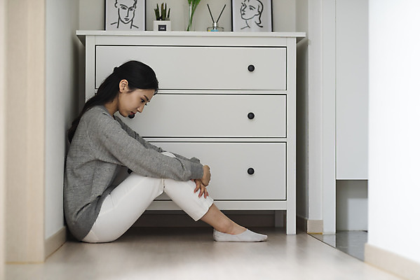 포토 JPG 전신 우먼라이프 여자 실내 한명 앉기 20대 청년 성인 옆모습 한국인 무서움 불안 사회이슈 서랍장 보안 공포 웅크림 방범 숨기 자취 치안 싱글라이프 성인여자한명만 국내포토 1 라이프스타일 감정 뷰포인트 가구 컨셉 모션 안전 사람 동양인 내부 여자한명만 성인여자만 파일형식