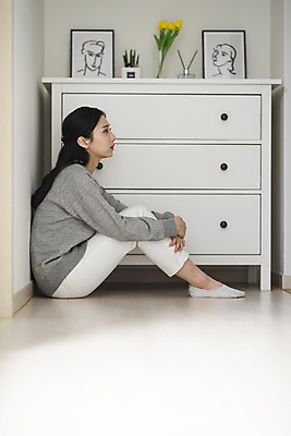 포토 JPG 전신 우먼라이프 여자 실내 한명 앉기 20대 청년 성인 옆모습 한국인 무서움 불안 사회이슈 서랍장 보안 공포 웅크림 방범 숨기 자취 치안 싱글라이프 성인여자한명만 국내포토 1 라이프스타일 감정 뷰포인트 가구 컨셉 모션 안전 사람 동양인 내부 여자한명만 성인여자만 파일형식