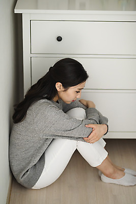 포토 JPG 전신 우먼라이프 여자 실내 한명 앉기 20대 청년 성인 옆모습 한국인 무서움 불안 사회이슈 서랍장 보안 공포 웅크림 방범 숨기 자취 치안 싱글라이프 성인여자한명만 국내포토 1 라이프스타일 감정 뷰포인트 가구 컨셉 모션 안전 사람 동양인 내부 여자한명만 성인여자만 파일형식