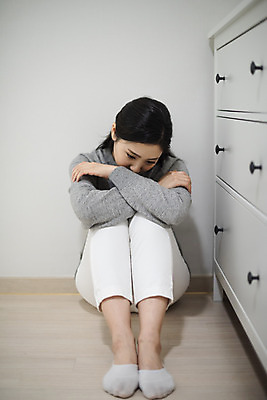 포토 JPG 전신 우먼라이프 여자 실내 한명 앉기 20대 청년 성인 앞모습 한국인 무서움 불안 사회이슈 서랍장 보안 공포 웅크림 방범 숨기 자취 치안 싱글라이프 성인여자한명만 국내포토 1 라이프스타일 감정 뷰포인트 가구 컨셉 모션 안전 사람 동양인 내부 여자한명만 성인여자만 파일형식