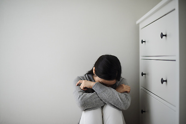 포토 JPG 우먼라이프 여자 실내 한명 앉기 상반신 20대 청년 성인 앞모습 한국인 무서움 불안 사회이슈 서랍장 보안 공포 웅크림 방범 숨기 자취 치안 싱글라이프 성인여자한명만 국내포토 1 라이프스타일 감정 뷰포인트 가구 컨셉 모션 안전 사람 동양인 내부 여자한명만 성인여자만 파일형식