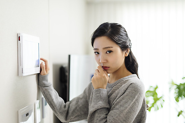 포토 JPG 우먼라이프 응시 여자 실내 한명 서기 20대 청년 성인 옆모습 한국인 무서움 불안 사회이슈 확인 보안 공포 방범 인터폰 자취 치안 싱글라이프 성인여자한명만 국내포토 1 라이프스타일 시선 감정 뷰포인트 컨셉 모션 안전 사람 동양인 내부 여자한명만 성인여자만 파일형식