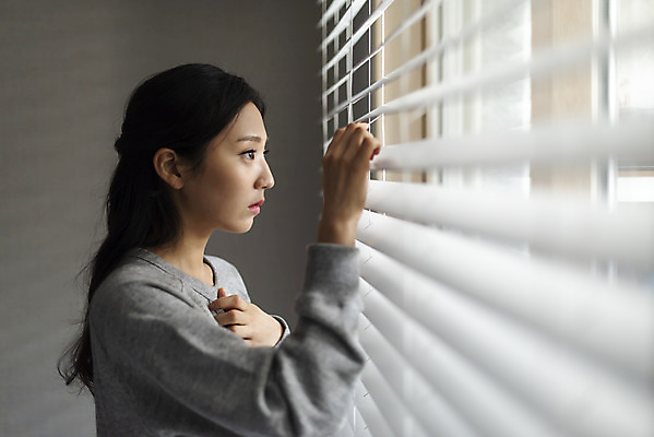 포토 JPG 우먼라이프 응시 여자 실내 한명 서기 상반신 20대 청년 성인 옆모습 한국인 블라인드 무서움 불안 사회이슈 보안 공포 방범 자취 치안 싱글라이프 성인여자한명만 국내포토 1 라이프스타일 시선 감정 뷰포인트 컨셉 모션 안전 사람 동양인 내부 커튼 여자한명만 성인여자만 파일형식