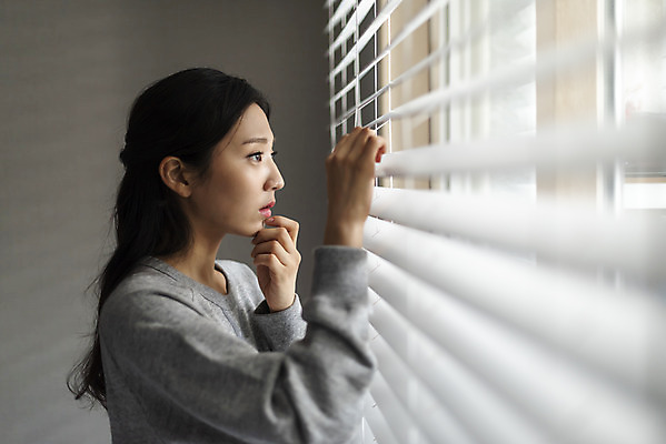 포토 JPG 우먼라이프 응시 여자 실내 한명 서기 상반신 20대 청년 성인 옆모습 한국인 블라인드 무서움 불안 사회이슈 보안 공포 방범 자취 치안 싱글라이프 성인여자한명만 국내포토 1 라이프스타일 시선 감정 뷰포인트 컨셉 모션 안전 사람 동양인 내부 커튼 여자한명만 성인여자만 파일형식