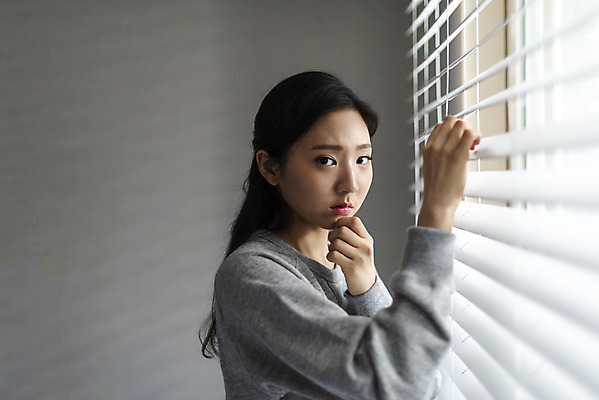 포토 JPG 우먼라이프 응시 여자 실내 한명 서기 상반신 20대 청년 성인 옆모습 한국인 블라인드 무서움 불안 사회이슈 보안 공포 방범 자취 치안 싱글라이프 성인여자한명만 국내포토 1 라이프스타일 시선 감정 뷰포인트 컨셉 모션 안전 사람 동양인 내부 커튼 여자한명만 성인여자만 파일형식