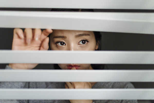 포토 JPG 우먼라이프 응시 여자 실내 한명 서기 상반신 20대 청년 성인 앞모습 신체부위 한국인 블라인드 무서움 불안 사회이슈 보안 공포 얼굴가리기 방범 자취 치안 싱글라이프 성인여자한명만 국내포토 1 라이프스타일 시선 감정 뷰포인트 컨셉 모션 안전 사람 동양인 내부 가림 커튼 여자한명만 성인여자만 파일형식