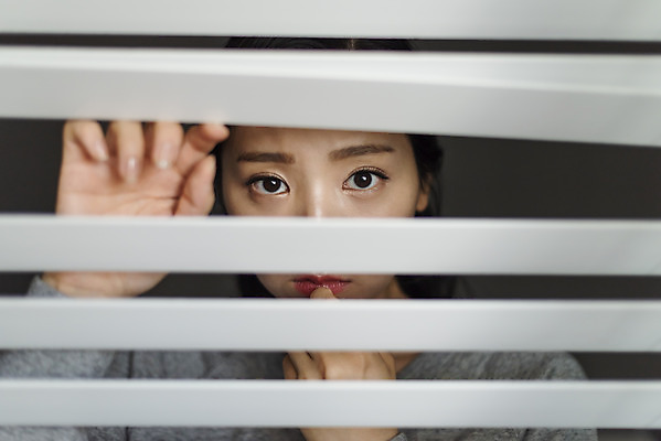 포토 JPG 우먼라이프 응시 여자 실내 한명 서기 상반신 20대 청년 성인 앞모습 신체부위 한국인 블라인드 무서움 불안 사회이슈 보안 공포 얼굴가리기 방범 자취 치안 싱글라이프 성인여자한명만 국내포토 1 라이프스타일 시선 감정 뷰포인트 컨셉 모션 안전 사람 동양인 내부 가림 커튼 여자한명만 성인여자만 파일형식