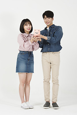 포토 JPG 스튜디오촬영 전신 여자 남자 대학생 미래 실내 서기 미소 들기 누끼 사람 20대 청년 성인 두명 앞모습 캐주얼 금융 청춘 희망 저축 한국인 돼지저금통 재테크 흰배경 청년만 금융의날 국내포토 학생 옷 감정 뷰포인트 백그라운드 컨셉 모션 표정 동양인 내부 경제 저금통 흰색 성인만 파일형식 법정기념일