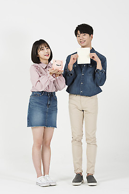 포토 JPG 스튜디오촬영 전신 여자 남자 대학생 미래 실내 서기 미소 들기 누끼 사람 20대 청년 성인 두명 앞모습 캐주얼 금융 청춘 저축 한국인 돼지저금통 재테크 흰배경 통장 적금 청년만 금융의날 국내포토 학생 옷 뷰포인트 백그라운드 컨셉 모션 표정 동양인 내부 경제 저금통 흰색 성인만 파일형식 법정기념일