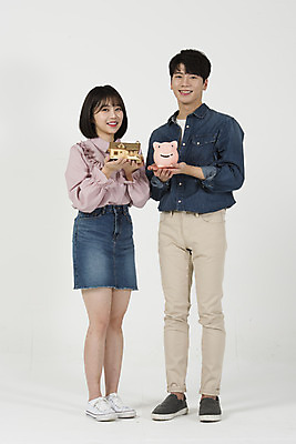 포토 JPG 스튜디오촬영 전신 여자 남자 대학생 미래 주택 실내 서기 들기 누끼 사람 20대 청년 성인 두명 앞모습 캐주얼 금융 청춘 저축 한국인 돼지저금통 저금통 재테크 흰배경 내집마련 보증금 월세 적금 전세 청년만 청년주택 주거문제 금융의날 국내포토 학생 옷 뷰포인트 백그라운드 컨셉 모션 부동산 동양인 내부 건물 경제 흰색 사회이슈 성인만 파일형식 법정기념일 청년주거지원사업