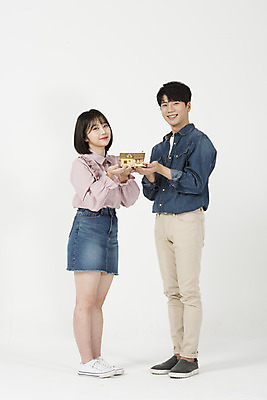 포토 JPG 스튜디오촬영 전신 여자 남자 대학생 미래 주택 실내 서기 들기 누끼 사람 20대 청년 성인 두명 옆모습 캐주얼 금융 청춘 저축 한국인 재테크 흰배경 내집마련 보증금 월세 전세 청년만 청년주택 주거문제 금융의날 국내포토 학생 옷 뷰포인트 백그라운드 컨셉 모션 부동산 동양인 내부 건물 경제 흰색 사회이슈 성인만 파일형식 법정기념일 청년주거지원사업