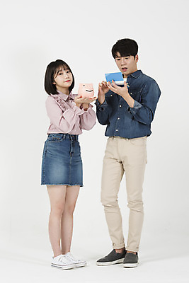 포토 JPG 스튜디오촬영 전신 여자 남자 대학생 미래 실내 서기 들기 누끼 사람 20대 청년 성인 두명 앞모습 캐주얼 금융 청춘 놀람 저축 한국인 돼지저금통 저금통 재테크 흰배경 통장 적금 청년만 금융의날 국내포토 학생 옷 감정 뷰포인트 백그라운드 컨셉 모션 표정 동양인 내부 경제 흰색 성인만 파일형식 법정기념일