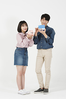 포토 JPG 스튜디오촬영 전신 여자 남자 대학생 미래 실내 서기 미소 들기 누끼 사람 20대 청년 성인 두명 앞모습 캐주얼 금융 청춘 저축 한국인 돼지저금통 저금통 재테크 즐거움 흰배경 통장 적금 청년만 금융의날 국내포토 학생 옷 감정 뷰포인트 백그라운드 컨셉 모션 표정 동양인 내부 경제 흰색 성인만 파일형식 법정기념일