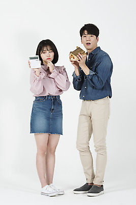 포토 JPG 스튜디오촬영 전신 여자 남자 대학생 미래 주택 실내 서기 들기 누끼 사람 20대 청년 성인 두명 앞모습 캐주얼 금융 청춘 놀람 저축 한국인 계산기 재테크 고민 흰배경 내집마련 보증금 월세 전세 청년만 청년주택 금융의날 국내포토 학생 옷 감정 뷰포인트 백그라운드 컨셉 모션 부동산 문구용품 표정 동양인 내부 건물 경제 장비 흰색 성인만 파일형식 법정기념일 청년주거지원사업