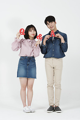 포토 JPG 스튜디오촬영 전신 문자 여자 남자 대학생 미래 실내 서기 들기 누끼 사람 20대 청년 성인 두명 앞모습 캐주얼 금융 청춘 모형 한국인 재테크 호기심 흰배경 해결 질의응답 청년만 국내포토 학생 옷 감정 뷰포인트 백그라운드 컨셉 모션 동양인 내부 경제 흰색 성인만 파일형식