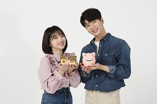 포토 JPG 스튜디오촬영 여자 남자 대학생 미래 주택 실내 서기 미소 들기 누끼 사람 상반신 20대 청년 성인 두명 앞모습 캐주얼 금융 청춘 저축 한국인 돼지저금통 저금통 재테크 흰배경 내집마련 적금 청년만 금융의날 국내포토 학생 옷 뷰포인트 백그라운드 컨셉 모션 부동산 표정 동양인 내부 건물 경제 흰색 성인만 파일형식 법정기념일