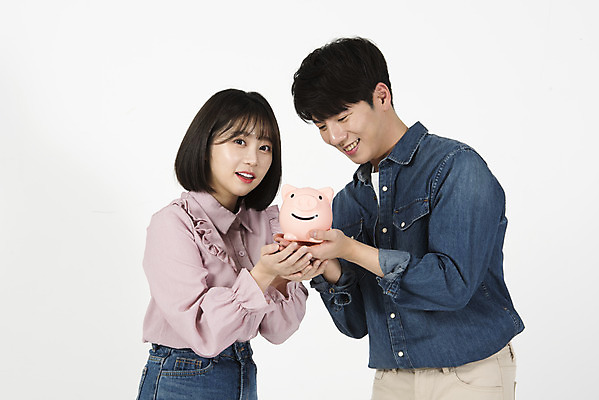 포토 JPG 스튜디오촬영 여자 남자 대학생 미래 실내 서기 들기 누끼 사람 상반신 20대 청년 성인 두명 옆모습 캐주얼 금융 청춘 저축 한국인 돼지저금통 저금통 재테크 즐거움 흰배경 손모으기 돈모으기 청년만 금융의날 국내포토 학생 옷 감정 뷰포인트 백그라운드 컨셉 모션 동양인 손짓 내부 경제 흰색 성인만 파일형식 법정기념일