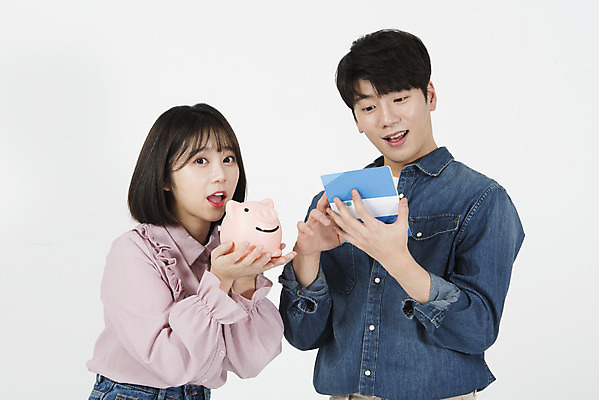 포토 JPG 스튜디오촬영 여자 남자 대학생 미래 실내 서기 미소 들기 누끼 사람 상반신 20대 청년 성인 두명 앞모습 캐주얼 금융 청춘 놀람 저축 한국인 돼지저금통 저금통 재테크 즐거움 흰배경 통장 적금통장 청약통장 청년만 금융의날 주택청약 청약 국내포토 학생 옷 감정 뷰포인트 백그라운드 컨셉 모션 표정 동양인 내부 경제 흰색 성인만 파일형식 법정기념일