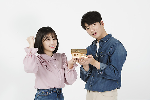 포토 JPG 스튜디오촬영 여자 남자 대학생 미래 주택 실내 서기 미소 들기 누끼 사람 상반신 20대 청년 성인 두명 앞모습 캐주얼 금융 청춘 손들기 모형 파이팅 저축 한국인 재테크 흰배경 내집마련 보증금 월세 전세 청년만 청년주택 금융의날 국내포토 학생 옷 뷰포인트 백그라운드 컨셉 모션 부동산 표정 동양인 내부 건물 경제 흰색 성인만 파일형식 법정기념일 청년주거지원사업