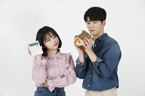 포토 JPG 스튜디오촬영 응시 여자 남자 대학생 미래 주택 실내 서기 들기 누끼 사람 상반신 20대 청년 성인 두명 앞모습 캐주얼 금융 청춘 손들기 모형 팔짱 저축 한국인 계산기 재테크 고민 흰배경 내집마련 보증금 월세 전세 청년만 청년주택 금융의날 국내포토 학생 시선 옷 감정 뷰포인트 백그라운드 컨셉 모션 부동산 문구용품 동양인 내부 건물 경제 장비 흰색 성인만 파일형식 법정기념일 청년주거지원사업