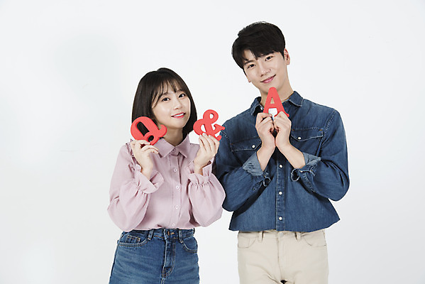 포토 JPG 스튜디오촬영 문자 여자 남자 대학생 미래 실내 서기 미소 들기 누끼 사람 상반신 20대 청년 성인 두명 앞모습 캐주얼 금융 청춘 한국인 재테크 호기심 흰배경 해결 질의응답 청년만 국내포토 학생 옷 감정 뷰포인트 백그라운드 컨셉 모션 표정 동양인 내부 경제 흰색 성인만 파일형식