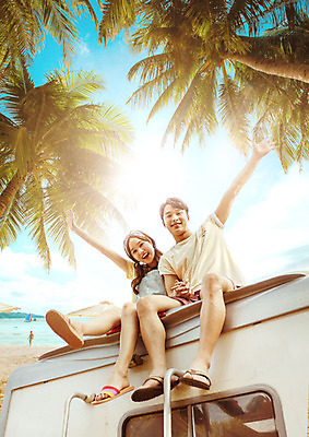 PSD 편집이미지 커플 여자 남자 바다 여행 휴가 20대 성인 두명 여름 여름휴가 바캉스 야자수 손들기 한국인 즐거움 휴양지 캠핑카 성인만 이미지편집 나무 계절 감정 관계 모션 자동차 사람 동양인 청년 장소 파일형식 여름_계절