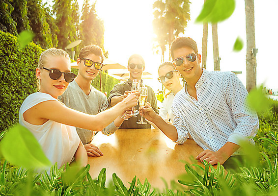 PSD 서양인 외국인 편집이미지 여자 남자 여유 잎 휴가 여러명 20대 성인 해변 여름 여름휴가 바캉스 선글라스 야자수 파티 샴페인 즐거움 휴양지 건배 성인만 이미지편집 나무 식물 계절 감정 안경 바다 다수 주류 사람 인종 이벤트 청년 장소 파일형식 여름_계절