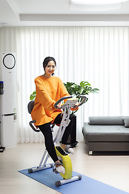 포토 JPG 전신 우먼라이프 여자 거실 다이어트 실내 한명 미소 사람 앉기 20대 청년 성인 앞모습 청춘 운동 건강관리 헬스사이클 운동기구 한국인 자기관리 청년여자한명만 성인여자한명만 국내포토 1 라이프스타일 뷰포인트 컨셉 모션 표정 건강 관리 동양인 내부 헬스 여자한명만 성인여자만 청년여자만 파일형식