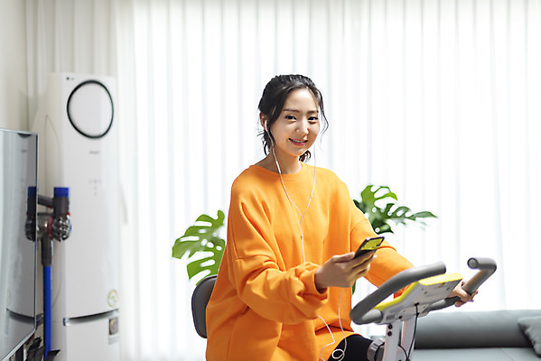 포토 JPG 우먼라이프 여자 이어폰 거실 다이어트 실내 한명 미소 들기 사람 앉기 상반신 20대 청년 성인 앞모습 스마트폰 청춘 운동 건강관리 헬스사이클 운동기구 음악감상 한국인 자기관리 청년여자한명만 성인여자한명만 국내포토 1 라이프스타일 뷰포인트 음향기기 컨셉 모션 표정 건강 관리 동양인 내부 핸드폰 스마트기기 헬스 감상 여자한명만 성인여자만 청년여자만 파일형식