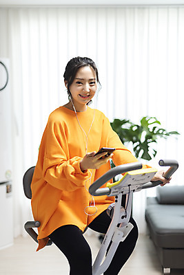 포토 JPG 우먼라이프 여자 이어폰 거실 다이어트 실내 한명 미소 들기 사람 앉기 상반신 20대 청년 성인 앞모습 스마트폰 청춘 운동 건강관리 헬스사이클 운동기구 음악감상 한국인 자기관리 청년여자한명만 성인여자한명만 국내포토 1 라이프스타일 뷰포인트 음향기기 컨셉 모션 표정 건강 관리 동양인 내부 핸드폰 스마트기기 헬스 감상 여자한명만 성인여자만 청년여자만 파일형식