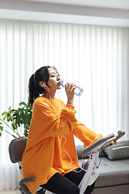 포토 JPG 우먼라이프 여자 이어폰 거실 다이어트 실내 한명 사람 앉기 상반신 20대 청년 성인 옆모습 물 청춘 운동 건강관리 헬스사이클 운동기구 음악감상 한국인 마시기 물마시기 자기관리 청년여자한명만 성인여자한명만 국내포토 자연요소 1 라이프스타일 뷰포인트 음향기기 컨셉 모션 건강 관리 동양인 내부 헬스 감상 여자한명만 성인여자만 청년여자만 파일형식