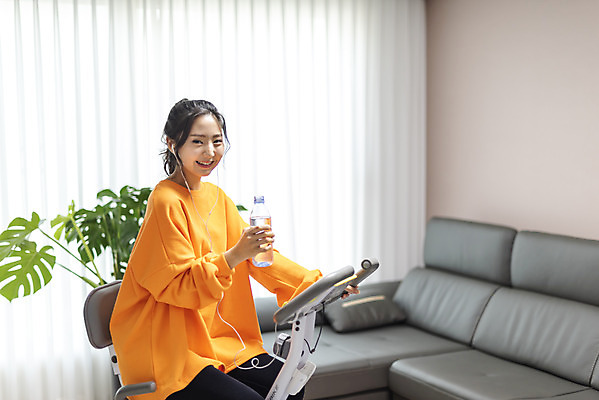 포토 JPG 우먼라이프 여자 거실 다이어트 실내 한명 미소 들기 사람 앉기 상반신 20대 청년 성인 옆모습 물 청춘 소파 운동 건강관리 헬스사이클 운동기구 한국인 물마시기 자기관리 청년여자한명만 성인여자한명만 국내포토 자연요소 1 라이프스타일 뷰포인트 컨셉 의자 모션 표정 건강 관리 동양인 내부 헬스 마시기 여자한명만 성인여자만 청년여자만 파일형식