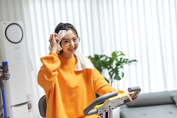 포토 JPG 우먼라이프 여자 거실 다이어트 실내 한명 미소 사람 앉기 상반신 20대 청년 성인 앞모습 청춘 수건 운동 건강관리 헬스사이클 운동기구 한국인 땀 닦기 자기관리 청년여자한명만 성인여자한명만 땀흘리기 국내포토 1 라이프스타일 뷰포인트 컨셉 모션 표정 건강 관리 동양인 내부 위생용품 헬스 여자한명만 성인여자만 청년여자만 파일형식