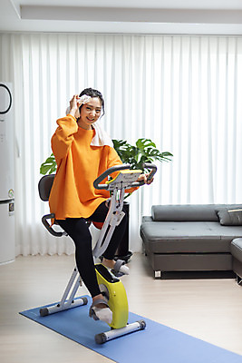 포토 JPG 전신 우먼라이프 여자 거실 다이어트 실내 한명 미소 사람 앉기 20대 청년 성인 앞모습 청춘 운동 건강관리 헬스사이클 운동기구 한국인 땀 닦기 자기관리 청년여자한명만 성인여자한명만 국내포토 1 라이프스타일 뷰포인트 컨셉 모션 표정 건강 관리 동양인 내부 헬스 여자한명만 성인여자만 청년여자만 파일형식