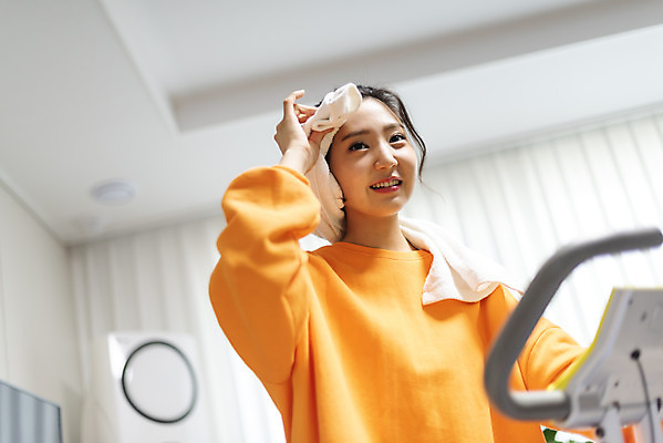 포토 JPG 우먼라이프 여자 로우앵글 거실 다이어트 실내 한명 미소 사람 앉기 상반신 20대 청년 성인 청춘 운동 건강관리 헬스사이클 운동기구 한국인 땀 닦기 자기관리 청년여자한명만 성인여자한명만 땀흘리기 국내포토 1 라이프스타일 뷰포인트 컨셉 모션 표정 건강 관리 동양인 내부 헬스 여자한명만 성인여자만 청년여자만 파일형식