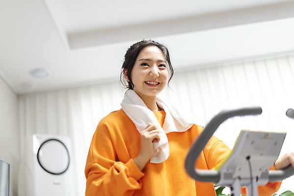 포토 JPG 우먼라이프 여자 로우앵글 거실 다이어트 실내 한명 미소 사람 앉기 상반신 20대 청년 성인 청춘 수건 운동 건강관리 헬스사이클 운동기구 한국인 땀 닦기 자기관리 청년여자한명만 성인여자한명만 땀흘리기 국내포토 1 라이프스타일 뷰포인트 컨셉 모션 표정 건강 관리 동양인 내부 위생용품 헬스 여자한명만 성인여자만 청년여자만 파일형식