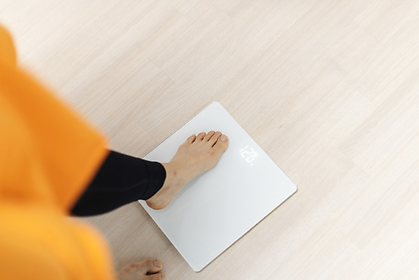 포토 JPG 우먼라이프 여자 거실 다이어트 실내 한명 서기 사람 20대 청년 성인 청춘 하이앵글 운동 건강관리 한국인 하반신 몸무게 오르기 체중계 자기관리 청년여자한명만 성인여자한명만 국내포토 1 라이프스타일 뷰포인트 컨셉 모션 건강 관리 동양인 내부 여자한명만 성인여자만 청년여자만 파일형식