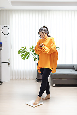 포토 JPG 전신 우먼라이프 여자 거실 다이어트 실내 한명 서기 사람 20대 청년 성인 옆모습 청춘 운동 건강관리 한국인 몸무게 체중계 손모으기 긴장 간절함 자기관리 청년여자한명만 성인여자한명만 국내포토 1 라이프스타일 감정 뷰포인트 컨셉 모션 건강 관리 동양인 손짓 내부 여자한명만 성인여자만 청년여자만 파일형식