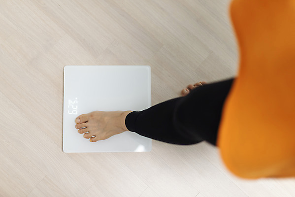 포토 JPG 우먼라이프 여자 거실 다이어트 실내 한명 서기 사람 20대 청년 성인 청춘 하이앵글 운동 건강관리 한국인 하반신 몸무게 오르기 체중계 자기관리 청년여자한명만 성인여자한명만 국내포토 1 라이프스타일 뷰포인트 컨셉 모션 건강 관리 동양인 내부 여자한명만 성인여자만 청년여자만 파일형식