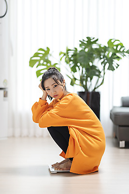 포토 JPG 전신 우먼라이프 여자 거실 다이어트 실내 한명 사람 앉기 20대 청년 성인 옆모습 청춘 운동 건강관리 한국인 찡그림 체중계 웅크림 자기관리 청년여자한명만 성인여자한명만 국내포토 1 라이프스타일 뷰포인트 컨셉 모션 표정 건강 관리 동양인 내부 여자한명만 성인여자만 청년여자만 파일형식