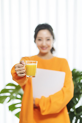 포토 JPG 우먼라이프 여자 거실 다이어트 실내 한명 미소 들기 사람 상반신 20대 청년 성인 앞모습 아웃포커스 청춘 운동 건강관리 한국인 오렌지주스 체중계 자기관리 청년여자한명만 성인여자한명만 국내포토 1 라이프스타일 뷰포인트 컨셉 모션 촬영기법 표정 건강 관리 동양인 내부 과일주스 여자한명만 성인여자만 청년여자만 파일형식