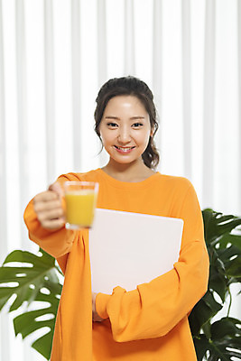 포토 JPG 우먼라이프 여자 거실 다이어트 실내 한명 미소 들기 사람 상반신 20대 청년 성인 앞모습 아웃포커스 청춘 운동 건강관리 한국인 오렌지주스 체중계 자기관리 청년여자한명만 성인여자한명만 국내포토 1 라이프스타일 뷰포인트 컨셉 모션 촬영기법 표정 건강 관리 동양인 내부 과일주스 여자한명만 성인여자만 청년여자만 파일형식
