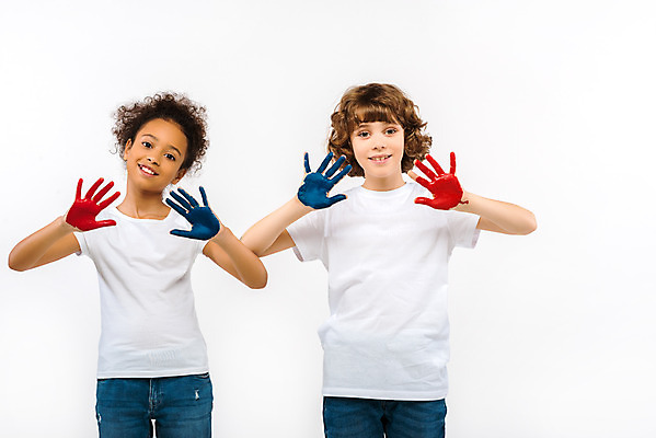 포토 JPG 서양인 외국인 여자 어린이교육 교육 남자 어린이라이프 어린이 흑인 실내 손바닥 미술 서기 상반신 두명 앞모습 10대 컬러풀 글로벌 물감 즐거움 흰배경 미술교육 물감놀이 손바닥찍기 천진난만 어린이만 국내포토 라이프스타일 손 감정 뷰포인트 컬러 백그라운드 컨셉 모션 청소년 놀이 문화예술 사람 인종 내부 미술도구 흰색 색칠 파일형식