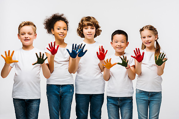 포토 JPG 서양인 외국인 백인 여자 어린이교육 교육 남자 어린이라이프 어린이 흑인 실내 손바닥 미술 서기 동양인 여러명 상반신 앞모습 10대 컬러풀 글로벌 물감 즐거움 흰배경 미술교육 물감놀이 손바닥찍기 천진난만 어린이만 국내포토 라이프스타일 손 감정 뷰포인트 컬러 다수 백그라운드 컨셉 모션 청소년 놀이 문화예술 사람 인종 내부 미술도구 흰색 색칠 파일형식