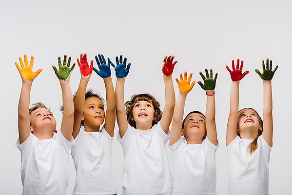 포토 JPG 서양인 외국인 백인 여자 어린이교육 교육 남자 어린이라이프 어린이 흑인 실내 손바닥 미술 서기 동양인 여러명 상반신 앞모습 10대 컬러풀 글로벌 손들기 물감 올려보기 즐거움 흰배경 미술교육 물감놀이 손바닥찍기 천진난만 어린이만 국내포토 라이프스타일 손 감정 뷰포인트 컬러 다수 백그라운드 컨셉 모션 청소년 놀이 문화예술 사람 인종 내부 미술도구 흰색 색칠 파일형식