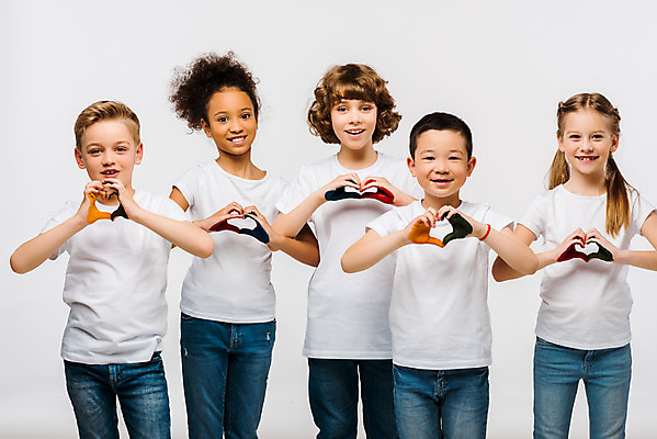 포토 JPG 서양인 외국인 백인 여자 어린이교육 교육 남자 어린이라이프 어린이 흑인 실내 손바닥 미술 서기 동양인 여러명 상반신 앞모습 10대 컬러풀 글로벌 물감 즐거움 흰배경 미술교육 손하트 물감놀이 손바닥찍기 천진난만 어린이만 국내포토 라이프스타일 손 감정 뷰포인트 컬러 다수 백그라운드 컨셉 모션 청소년 놀이 문화예술 사람 인종 손짓 내부 미술도구 흰색 색칠 파일형식