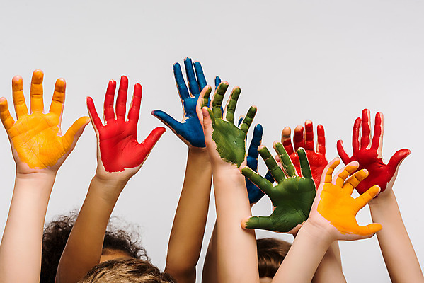 포토 JPG 서양인 외국인 백인 손 여자 어린이교육 교육 남자 어린이라이프 어린이 흑인 실내 손바닥 미술 서기 동양인 여러명 상반신 신체부위 10대 컬러풀 글로벌 손들기 물감 즐거움 흰배경 미술교육 물감놀이 손바닥찍기 천진난만 어린이만 국내포토 라이프스타일 감정 컬러 다수 백그라운드 컨셉 모션 청소년 놀이 문화예술 사람 인종 내부 미술도구 흰색 색칠 파일형식
