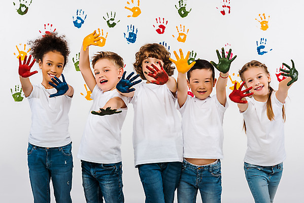 포토 JPG 서양인 외국인 백인 여자 어린이교육 교육 남자 어린이라이프 어린이 흑인 실내 손바닥 미술 서기 동양인 여러명 상반신 앞모습 10대 컬러풀 글로벌 물감 즐거움 흰배경 미술교육 물감놀이 손바닥찍기 천진난만 어린이만 국내포토 라이프스타일 손 감정 뷰포인트 컬러 다수 백그라운드 컨셉 모션 청소년 놀이 문화예술 사람 인종 내부 미술도구 흰색 색칠 파일형식