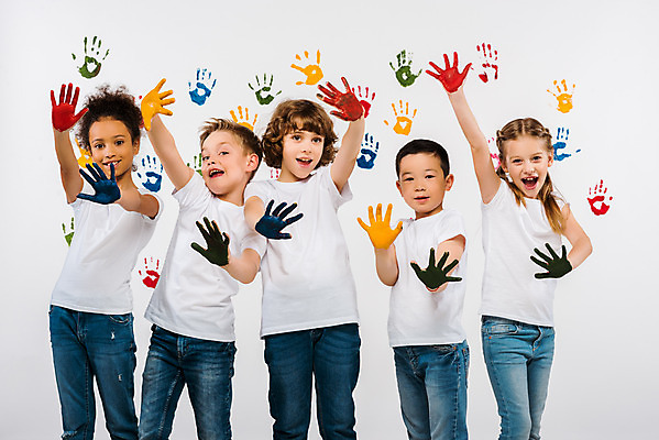 포토 JPG 서양인 외국인 백인 여자 어린이교육 교육 남자 어린이라이프 어린이 흑인 실내 손바닥 미술 서기 동양인 여러명 상반신 앞모습 10대 컬러풀 글로벌 물감 즐거움 흰배경 미술교육 물감놀이 손바닥찍기 천진난만 어린이만 국내포토 라이프스타일 손 감정 뷰포인트 컬러 다수 백그라운드 컨셉 모션 청소년 놀이 문화예술 사람 인종 내부 미술도구 흰색 색칠 파일형식