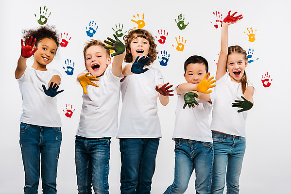 포토 JPG 서양인 외국인 백인 여자 어린이교육 교육 남자 어린이라이프 어린이 흑인 실내 손바닥 미술 서기 동양인 여러명 상반신 앞모습 10대 컬러풀 글로벌 물감 즐거움 흰배경 미술교육 물감놀이 손바닥찍기 천진난만 어린이만 국내포토 라이프스타일 손 감정 뷰포인트 컬러 다수 백그라운드 컨셉 모션 청소년 놀이 문화예술 사람 인종 내부 미술도구 흰색 색칠 파일형식